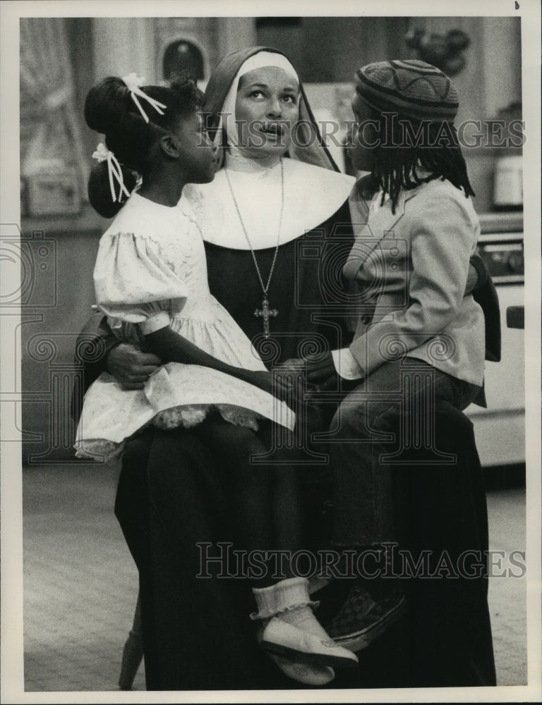 1989 Press Photo Stephanie Beacham with Alexaundria Simmons and Joel Robinson - Historic Images