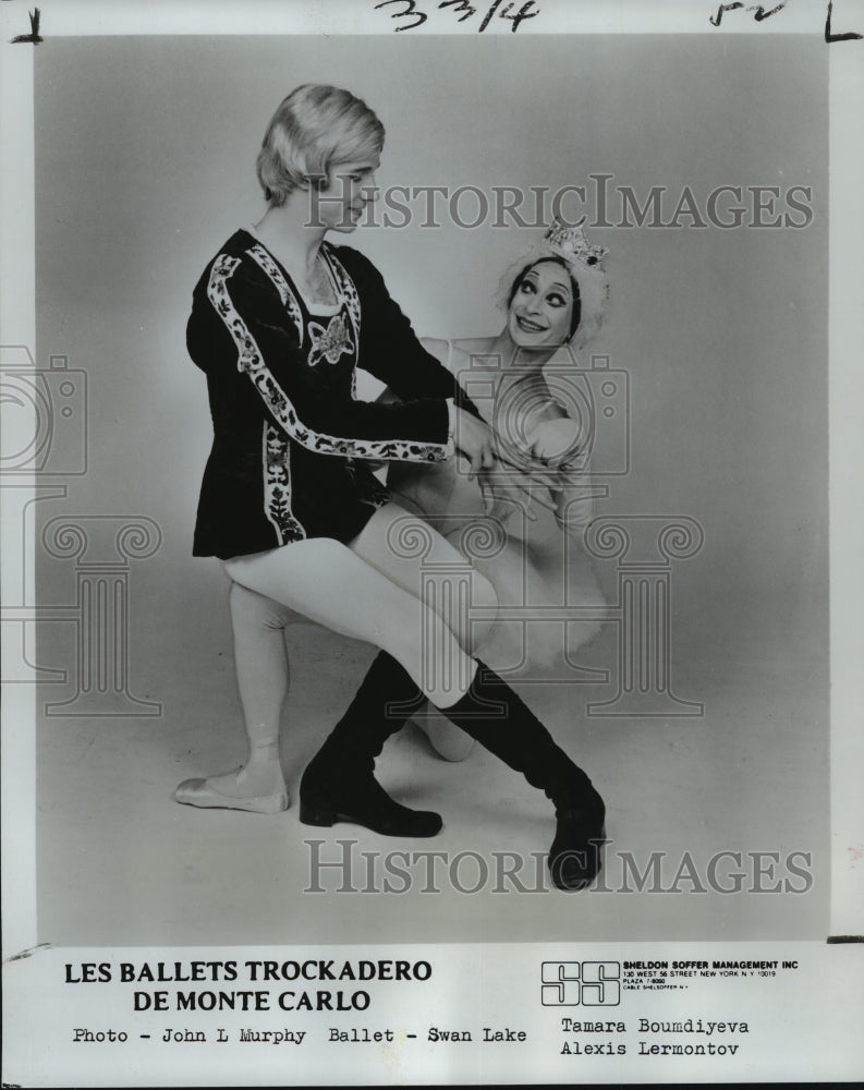 1979 Members of Les Ballet Trockadero de Monte Carlo in Swan Lake. - Historic Images