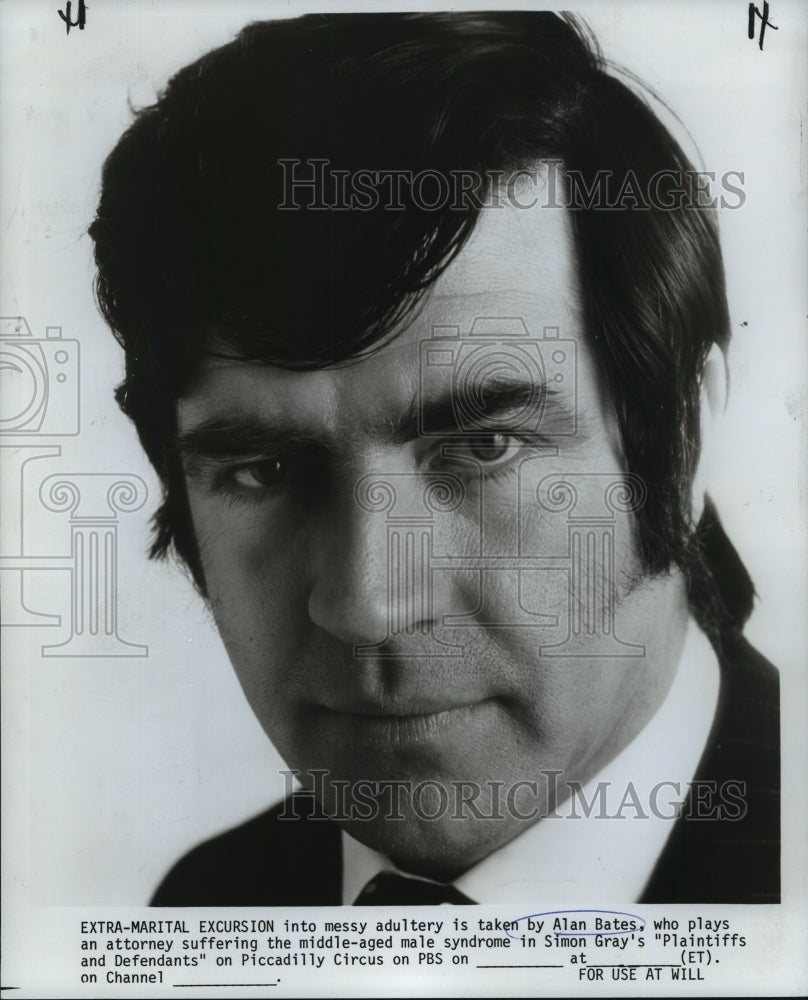 1979 Press Photo Alan Bates stars in Plaintiffs and Defendants, on PBS.-Historic Images