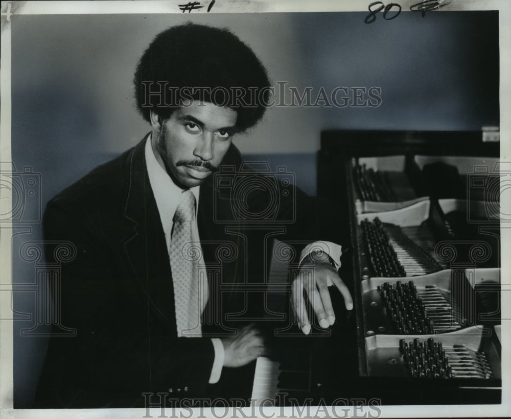 1976 Press Photo Piano soloist Leon Bates performs with New Orleans Philharmonic - Historic Images