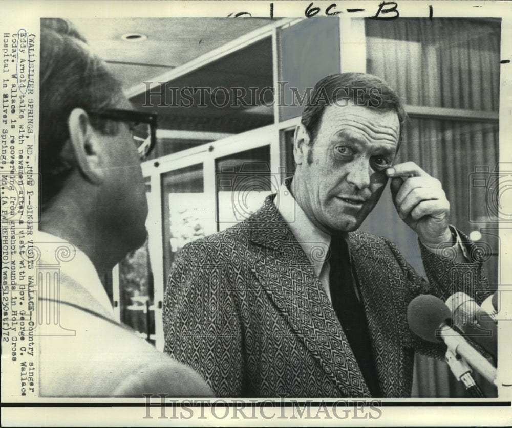 1972 Press Photo Eddy Arnold with Reporters in Silver Springs, Maryland - Historic Images