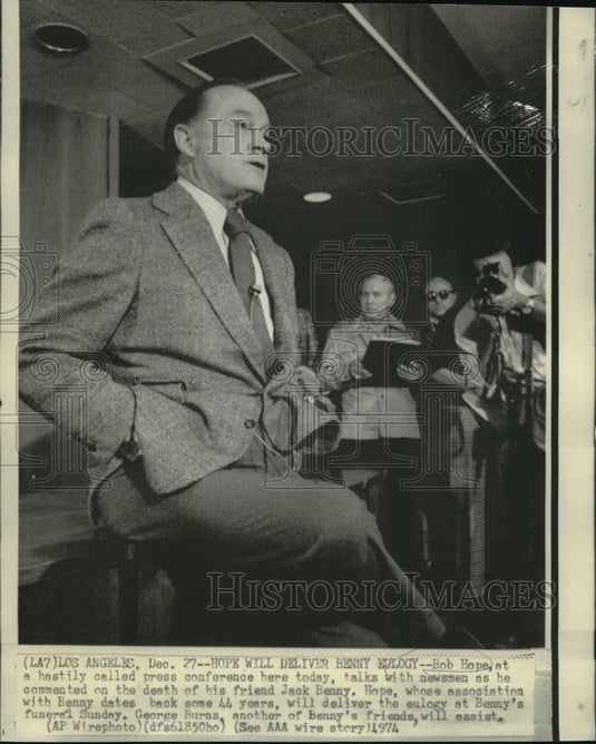 1974 Press Photo Bob Hope at press conference about Jack Benny's funeral-Historic Images