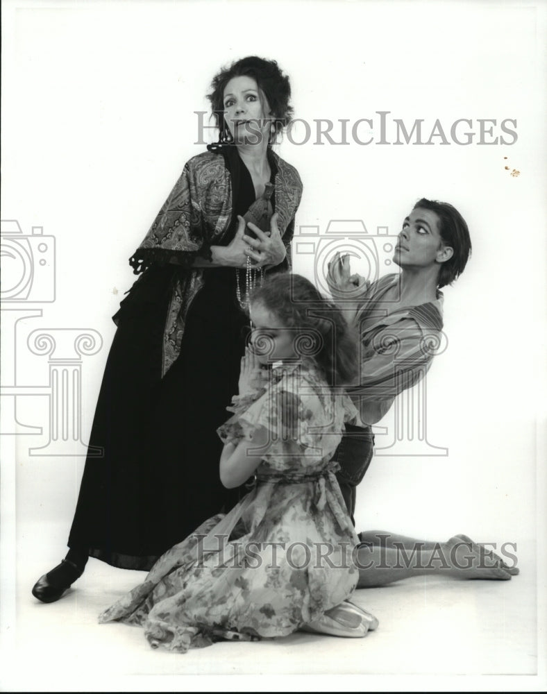 1989 Press Photo Diane Carney, Christopher Miscenich &amp; Deanna Doty in The Medium-Historic Images