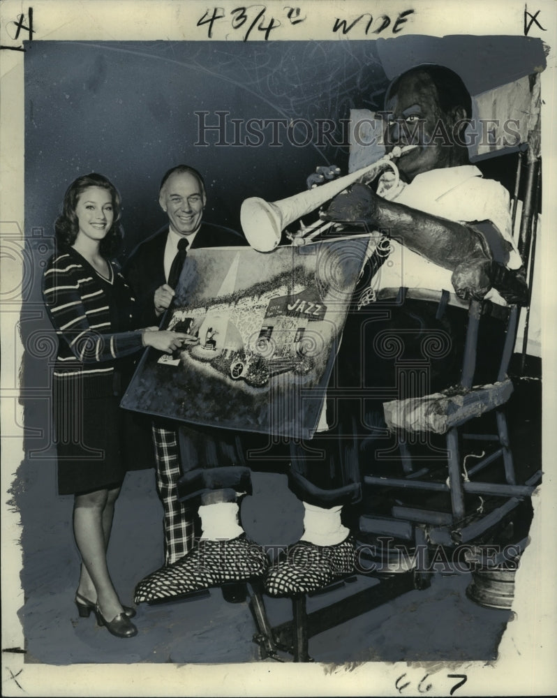 1974 Press Photo Robin Carr and Charles Parkey with Louis Armstrong figure.-Historic Images