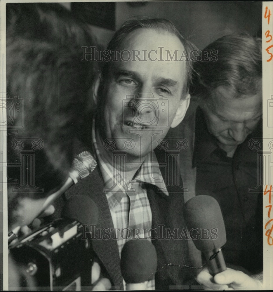 1976 Press Photo Swedish Filmmaker Ingmar Bergman Interviewed in Los Angeles - Historic Images