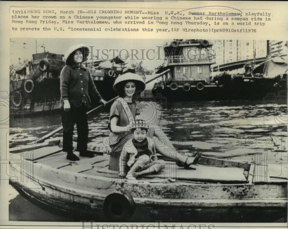 1976 Press Photo Miss USA Summer Bartholomew on Boat Ride in Hong Kong-Historic Images