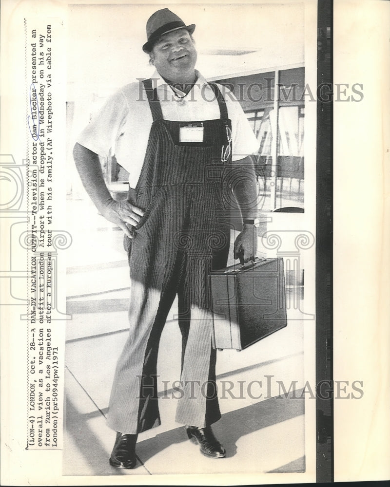 1971 Press Photo Television actor Dan Blocker on vacation at London Airport. - Historic Images