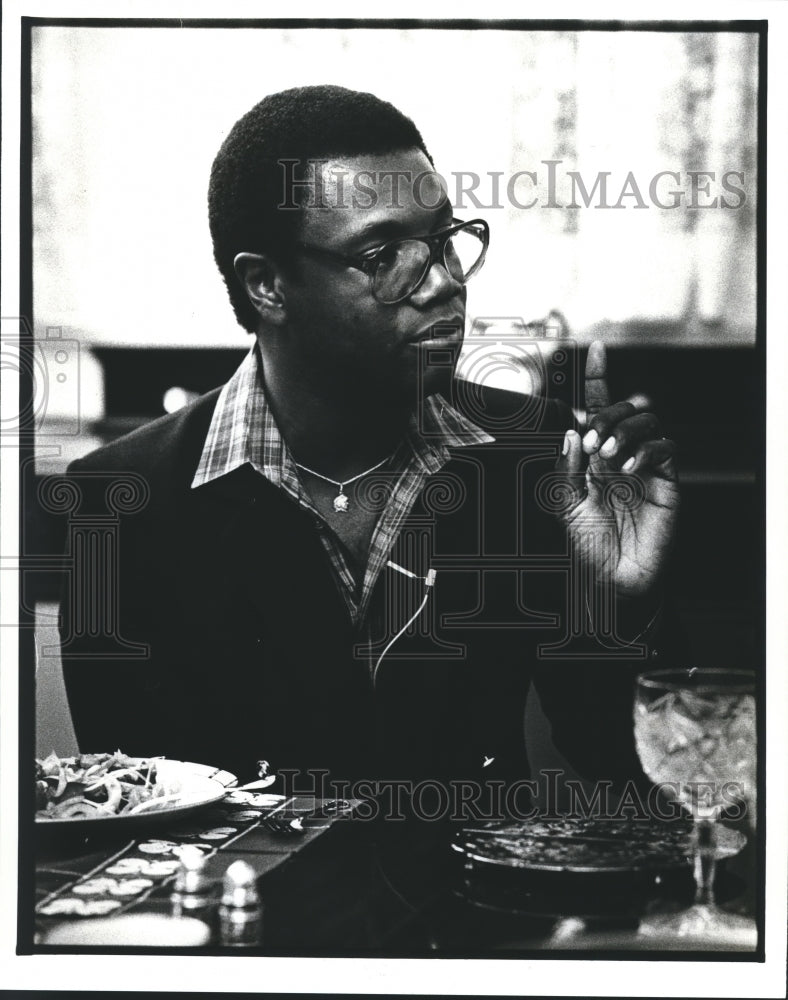 1979 Press Photo Poet Keith Bob-Semple Pointing His Finger Up In the Air-Historic Images