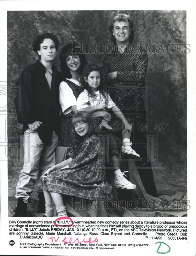 1992 Press Photo Billy Connolly stars in &quot;Billy,&quot; with other actors pictured.-Historic Images