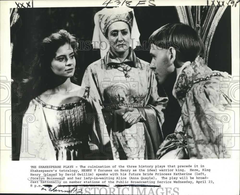 1980 Press Photo King Henry speaks with future bride in Shakespeare&#39;s Henry V. - Historic Images