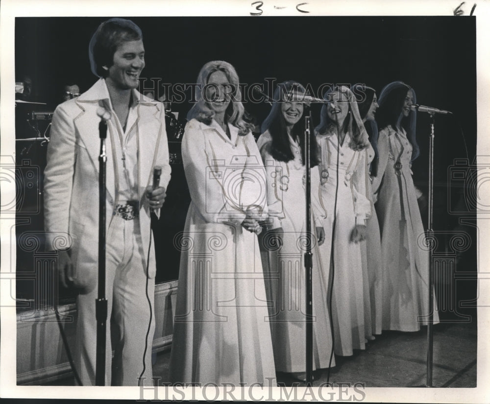 1973 Press Photo Pat Boone and his family at the Blue Room. - Historic Images