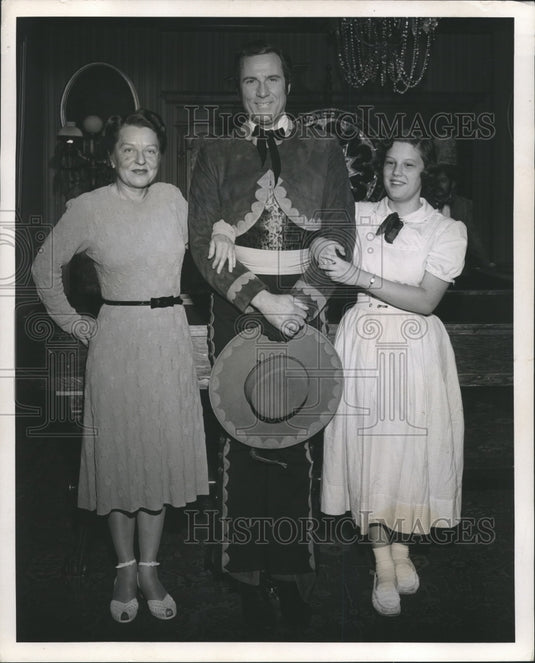 1959 Author Gwen Bristow with Ray Middleton & Angie Bristow - Historic Images