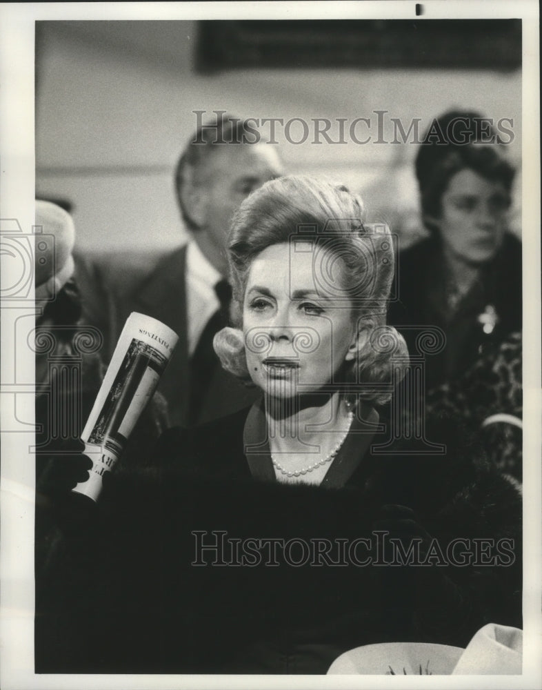 1976 Dr. Joyce Brothers, as an art patron in The Two-Faced Woman - Historic Images