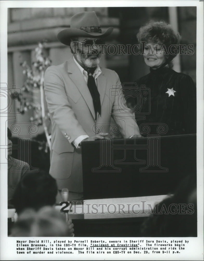 1981 Press Photo Pernell Roberts & Eileen Brennan in "Incident at Crestridge." - Historic Images