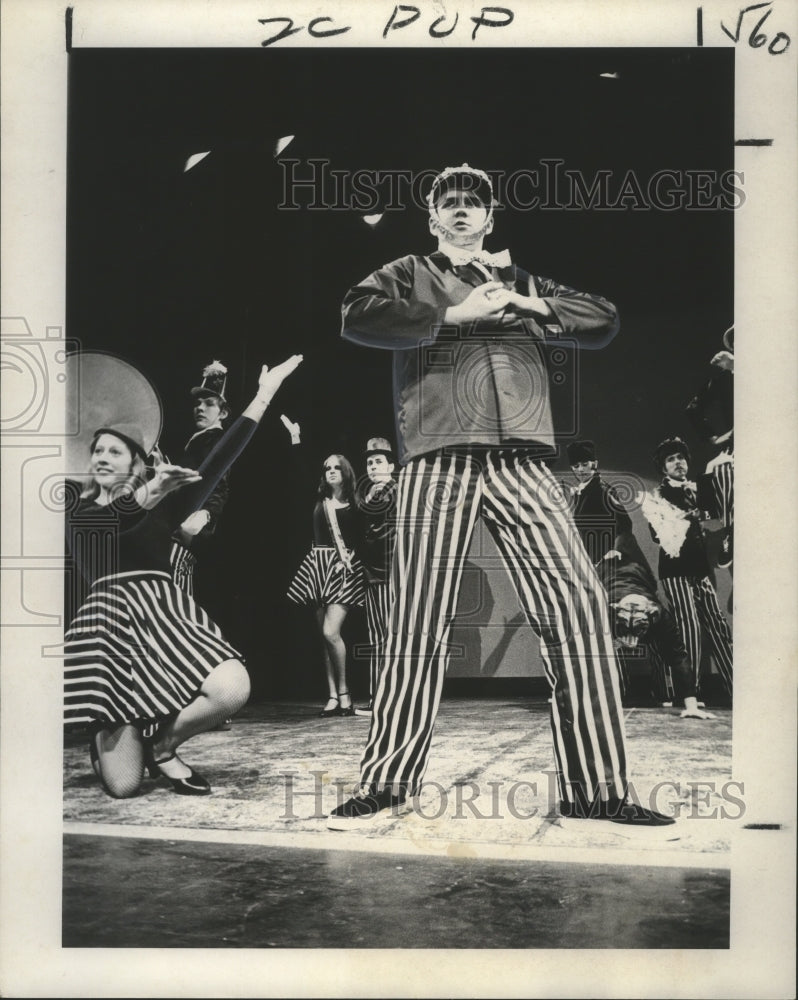 1970 Press Photo Dwight Bowes stars in "Oh, What a Lovely War" - nop09436-Historic Images