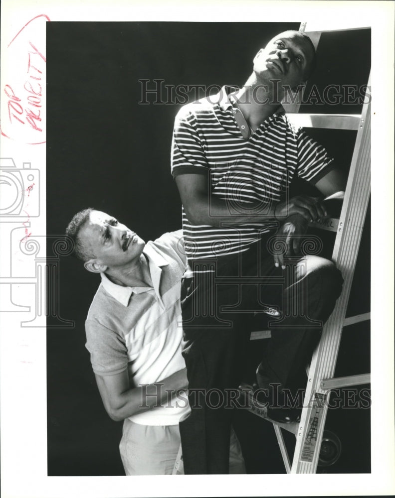 1995 Press Photo Actors Chakula Cha Jua and Michael Boudreaux In &quot;The Ladder&quot; - Historic Images