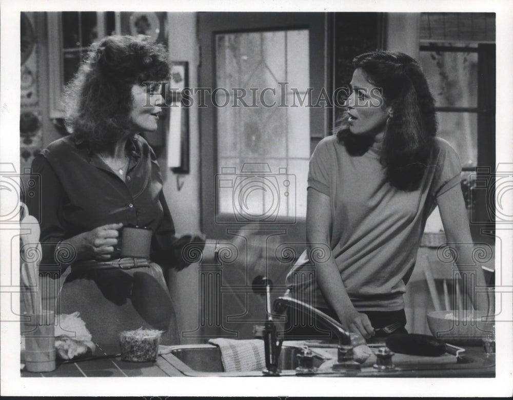 1979 Press Photo Eileen Brennan &amp; Gwynne Gilford in &quot;A New Kind of Family,&quot; ABC-Historic Images