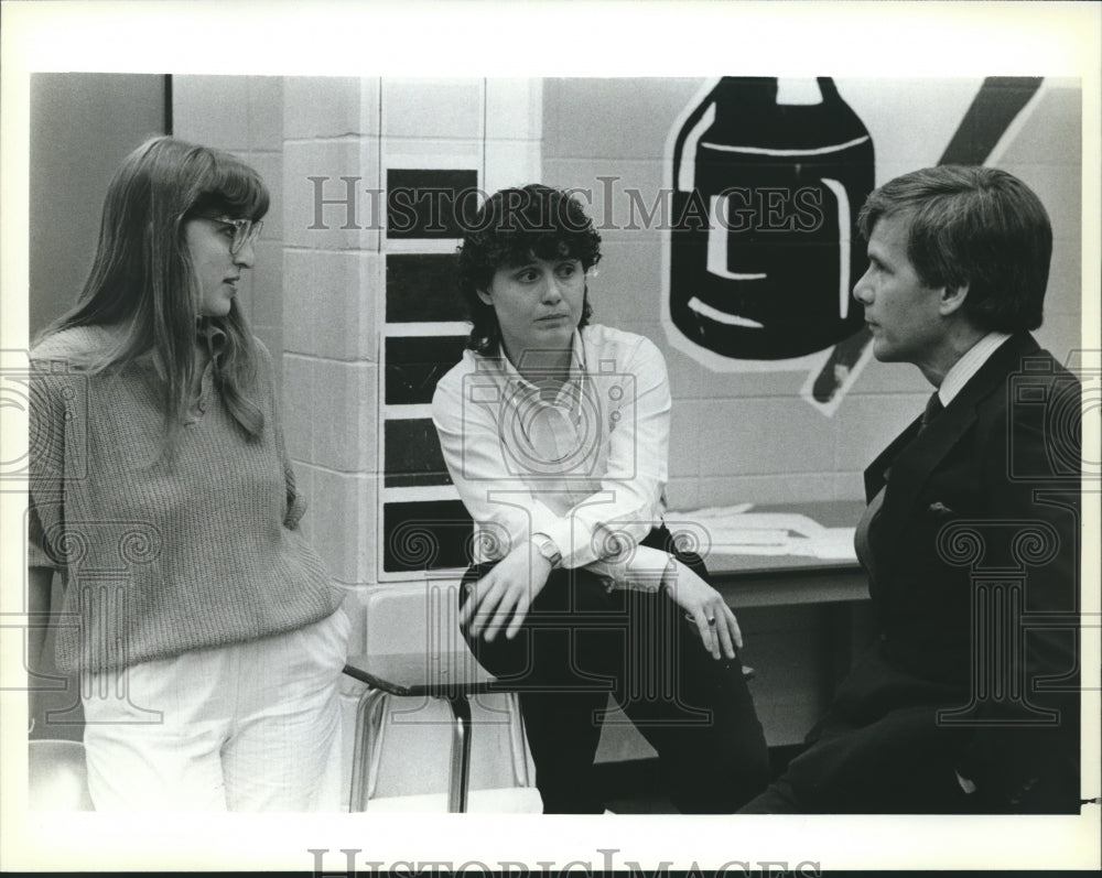 1986 Press Photo Tom Brokaw interviews student teachers on To Be a Teacher. - Historic Images