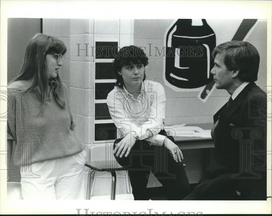 1986 Press Photo Tom Brokaw interviews student teachers on To Be a Teacher. - Historic Images