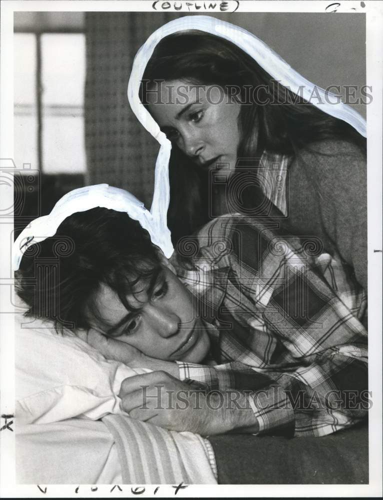 1977 Press Photo Pamela Bellwood with her &quot;Emily, Emily&quot; co-actor, Thomas Hulce - Historic Images