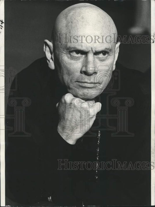 1977 Yul Brynner stars in Broadway revival of "The King and I" - Historic Images