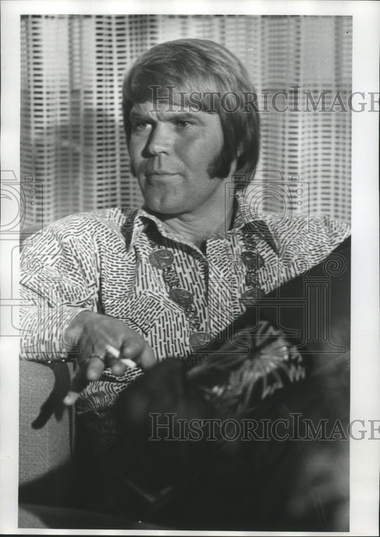 1974 Glen Campbell, cigarette in hand - Historic Images