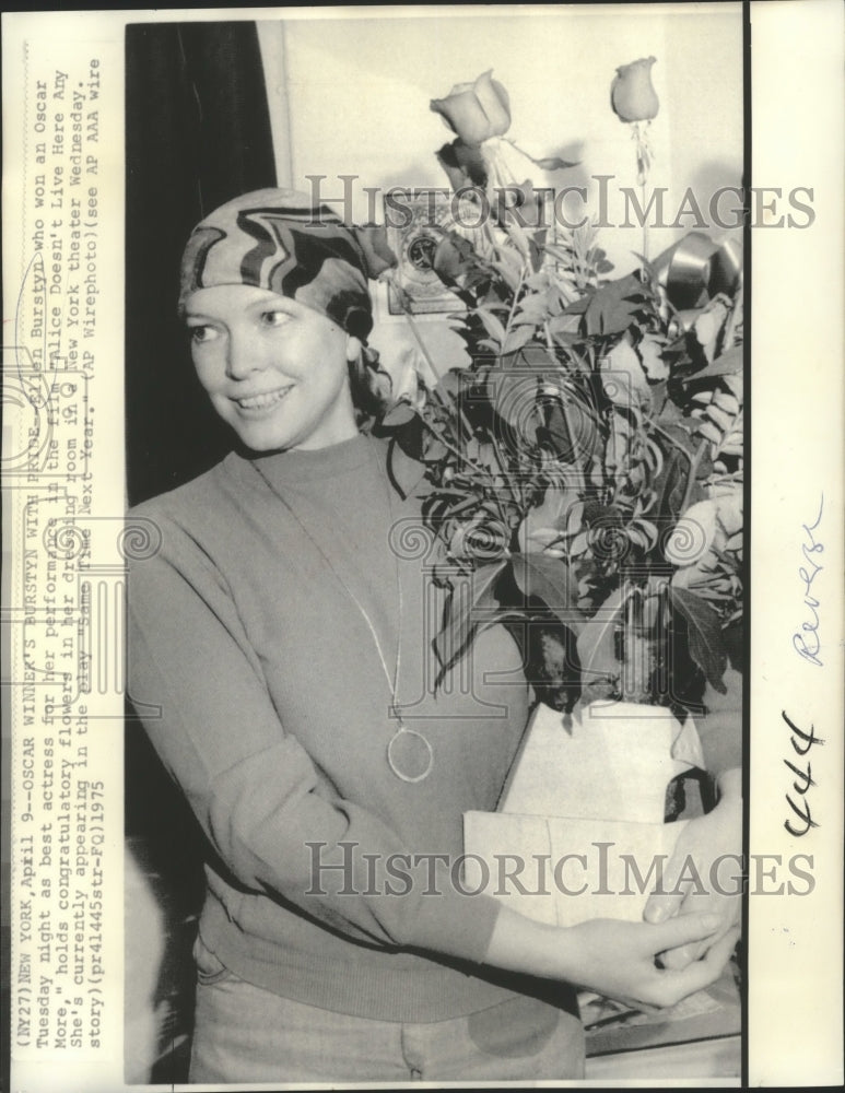 1975 Oscar Winner Ellen Burstyn holds congratulatory flowers - Historic Images