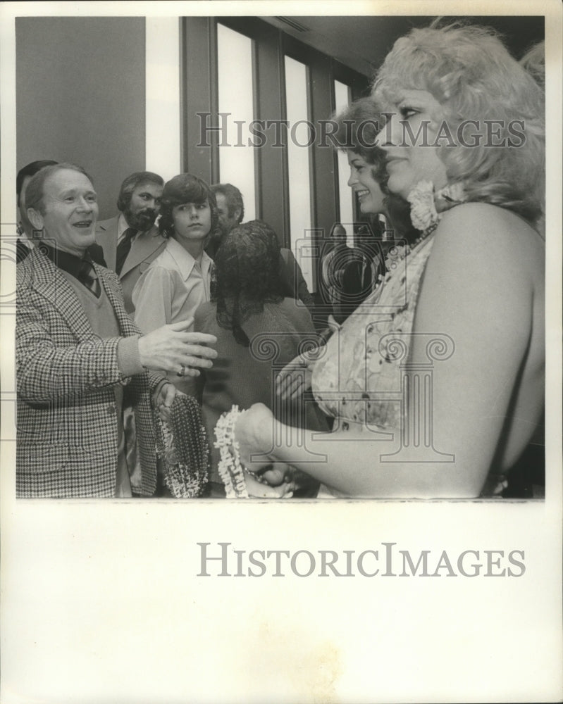 1976 Comedian Red Buttons arrives inn New Orleans. - Historic Images