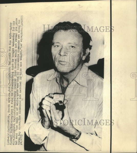 1975 Richard Burton displays ring from Johannesburg for Liz Taylor - Historic Images