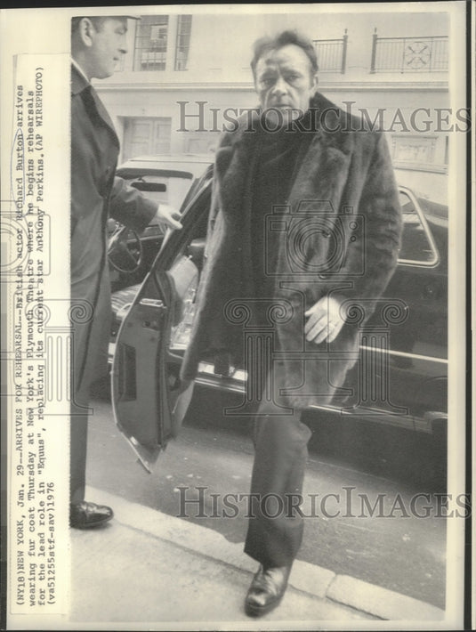 1976 Press Photo Actor Richard Burton arrives at New York's Plymouth Theater. - Historic Images