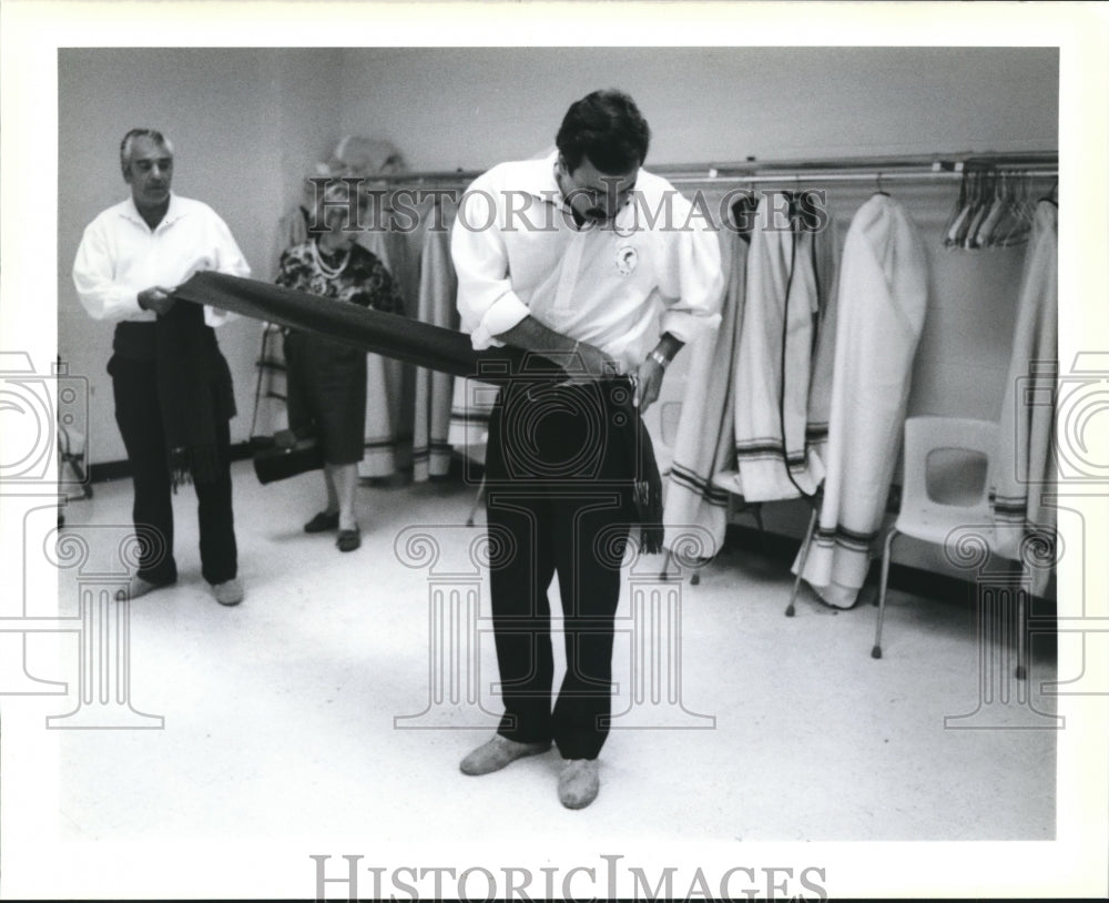 1989 Press Photo Members of the Canary Island musical group preparing backstage. - Historic Images