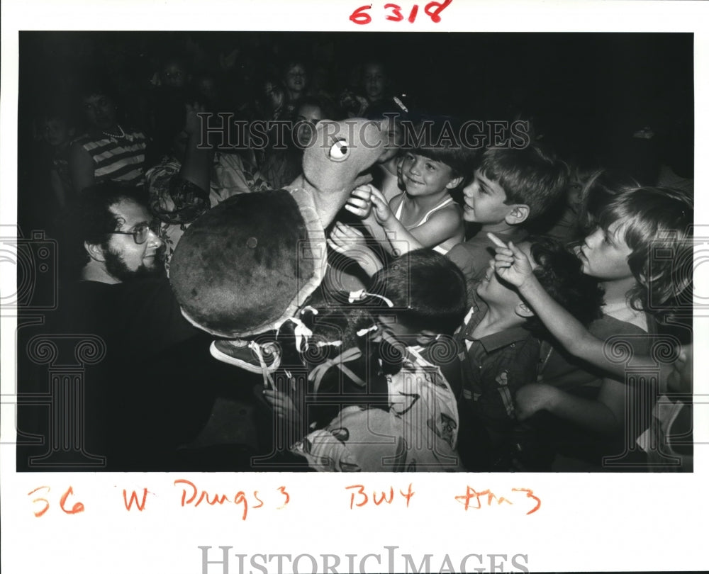 1987 Press Photo Puppeteer John Byrne does program with Jefferson Parish schools - Historic Images