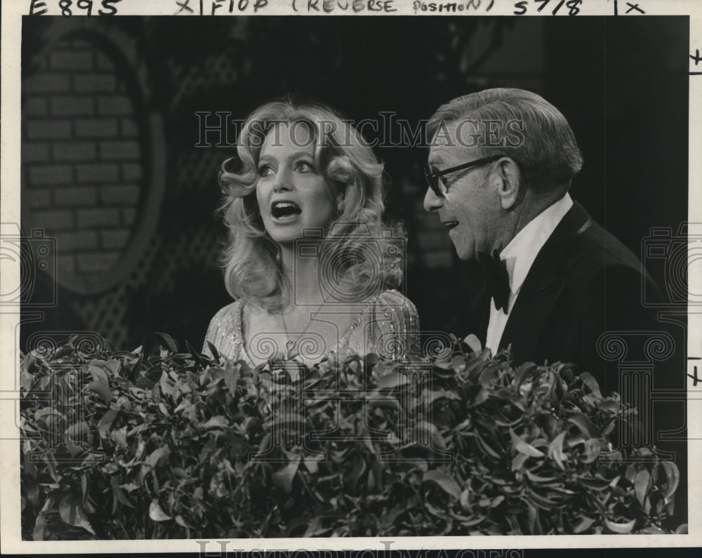 1979 George Burns having a conversation with Goldie Hawn - Historic Images