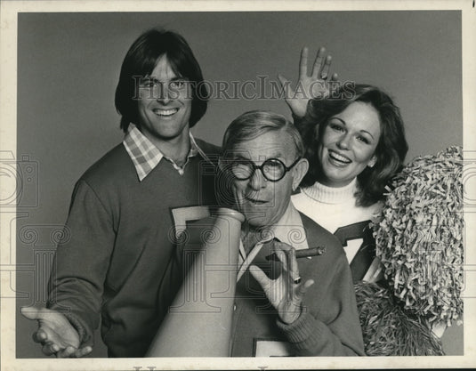 1978 Press Photo Bruce Jenner, George Burns & Phyllis George host cheer contest - Historic Images