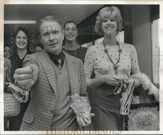 1976 Press Photo Comedian Red Buttons with his women fans in New Orleans-Historic Images
