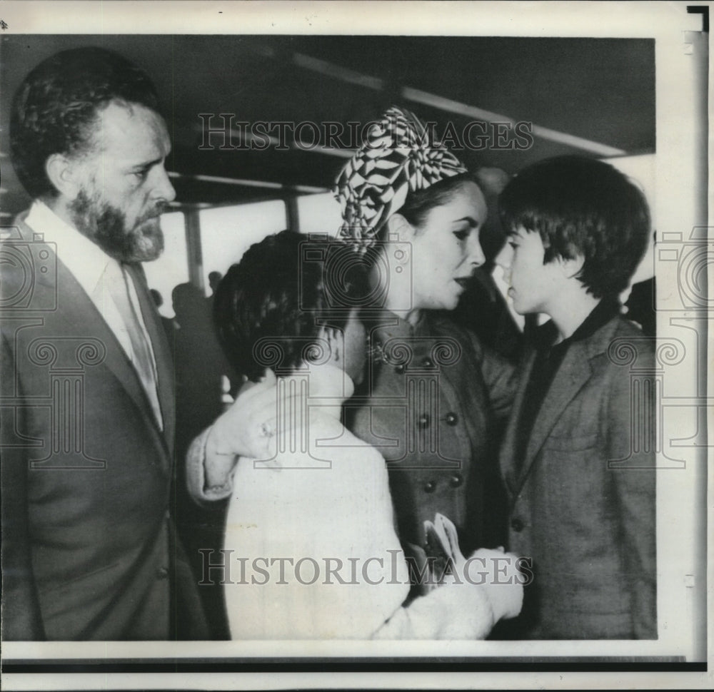 1966 Press Photo Elizabeth Taylor, Sons &amp; Richard Burton at Rome Airport-Historic Images