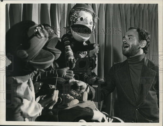 1979 Press Photo Gary Burghoff with Kids on the Block, "The Invisible Children"-Historic Images