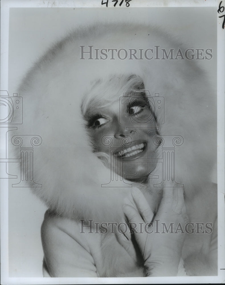 1982 Carol Channing, It's a hot night for Miss Alaska. - Historic Images