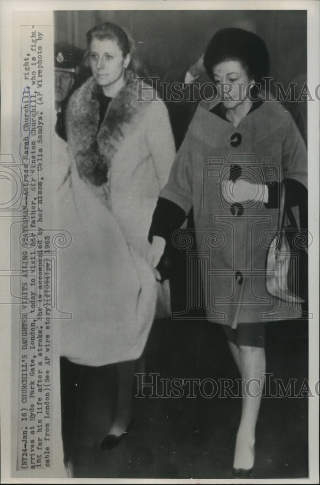 1965 Press Photo Sarah Churchill and Celia Sandys visit Sir Winston Churchill. - Historic Images