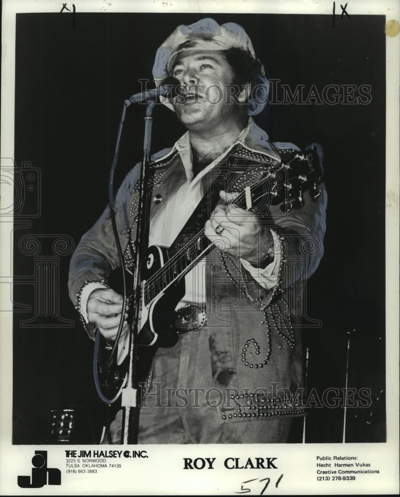 1976 Country singer Roy Clark. - Historic Images