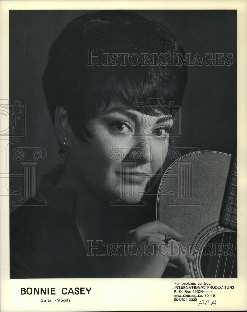 1973 Press Photo Singer and Guitarist Bonnie Casey Holding Her Guitar - Historic Images