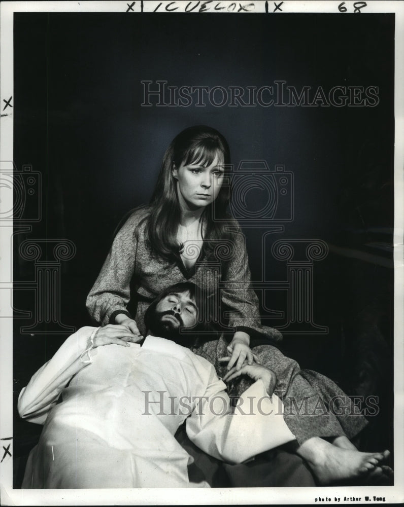 1975 Actors Ann Casey and Lee Soldani In &quot;Jesus Christ Superstar&quot; - Historic Images