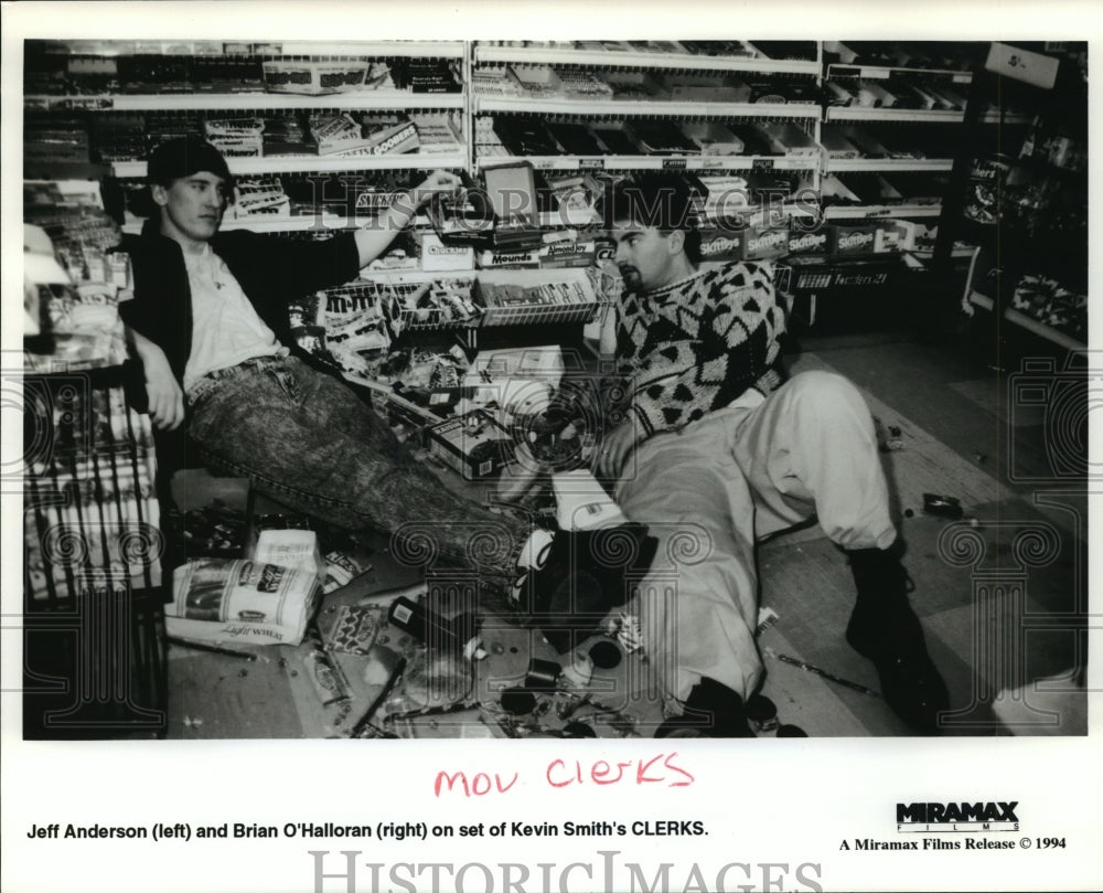 1994 Press Photo Jeff Anderson and Brian O'Halloran on set of Clerks. - Historic Images
