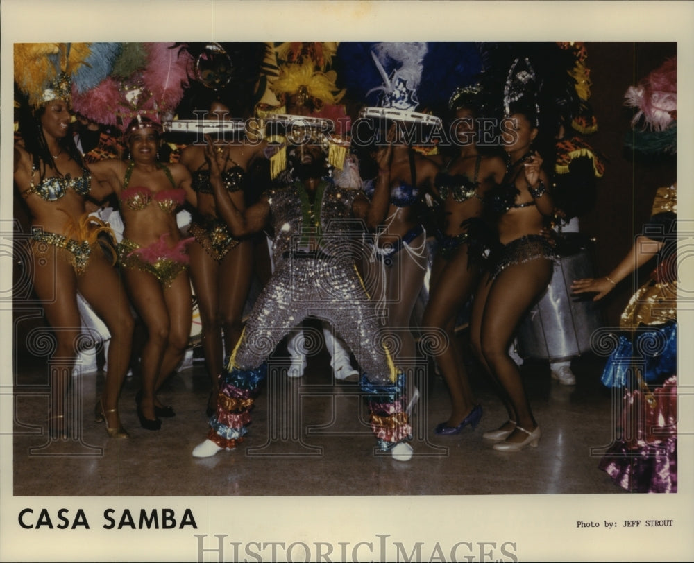 Press Photo Casa Samba, entertainers. - nop14050-Historic Images