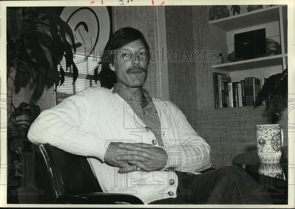 1983 Richard Chamberlin, sitting with his hands clasped - Historic Images