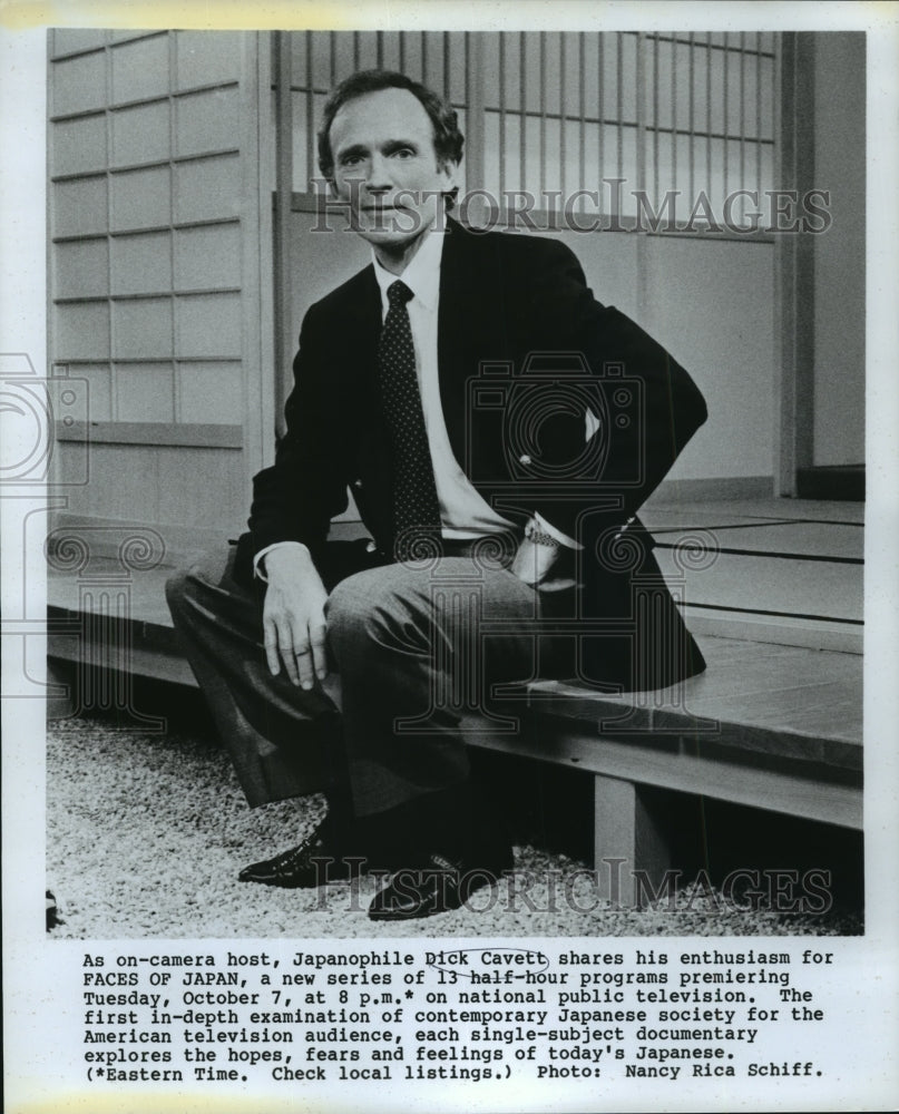 1986 Press Photo Dick Cavett shares his enthusiasm for Faces Of Japan. - Historic Images