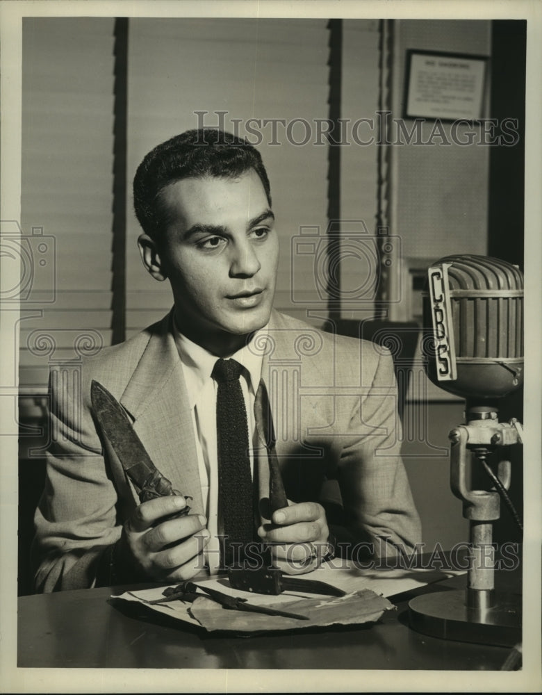 1952 Press Photo Lou Cioffi, CBS Radio News correspondent, holding weapons - Historic Images