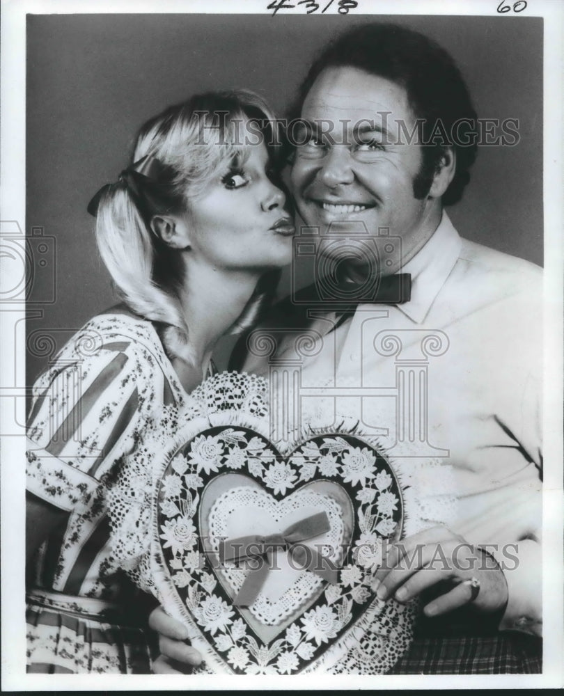 1978 Press Photo Gunilla Hutton and Roy Clark star on Hee Haw. - Historic Images