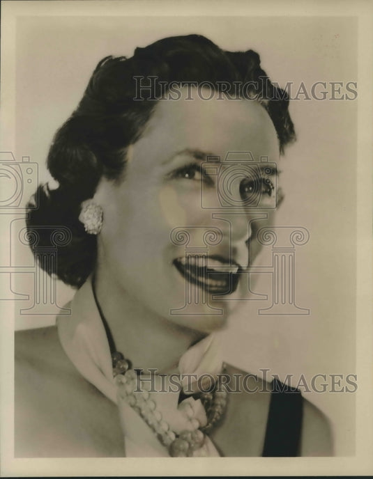1952 Author of "Successful Entertaining at Home", Carolyn Coggins - Historic Images