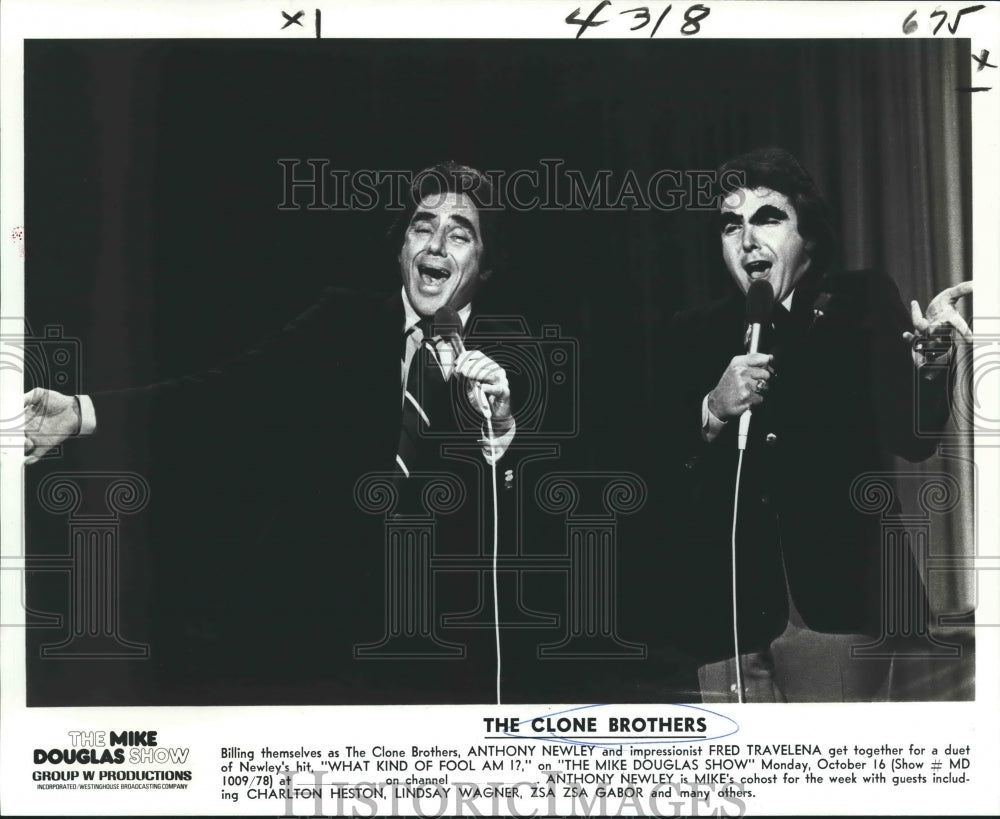 1978 Anthony Newley, Fred Travelena on &quot;The Mike Douglas Show&quot; - Historic Images